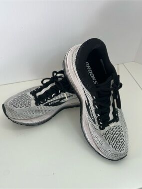 Brooks Women’s Gray and Black Running Sneakers